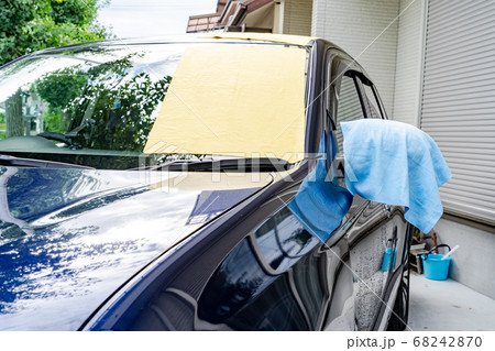 洗車 セーム革で水分を拭く 68242870