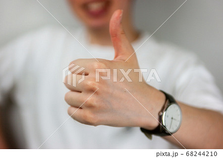 グッドサインをしている人 68244210