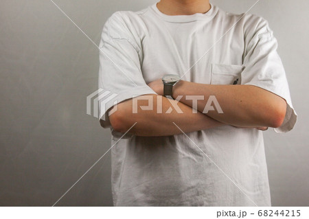 腕を組んでいる男性の上半身 腕を組んでいる男性の上半身 68244215