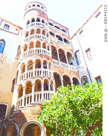 ウィーン街並み　水彩画風 68244255