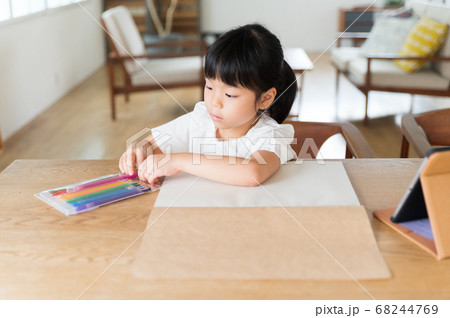 オンライン授業でお絵描きする女の子 68244769