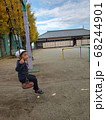 秋の公園で遊ぶ3歳の男の子 68244901