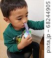 病院で吸入器を使う鼻かぜをひいた3歳の男の子 68244905
