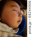 おねんねする男の子の乳児 68244906