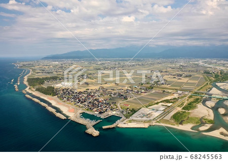 富山県の一級河川黒部川の周辺の空撮 富山県の一級河川黒部川の周辺の空撮 68245563