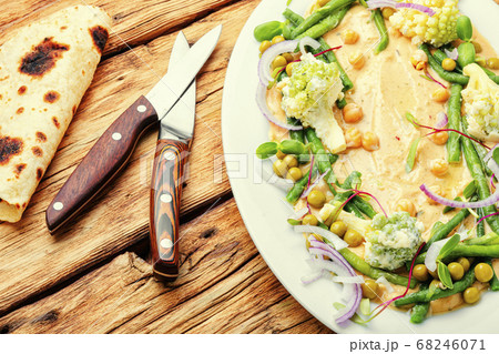 Hummus with vegetables 68246071