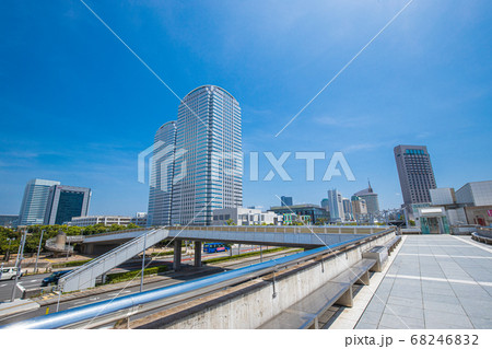 ビル群と青空の都市風景 68246832