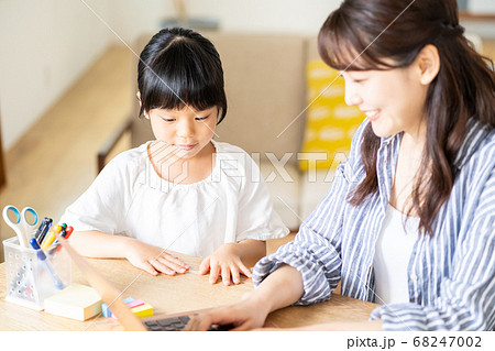 テレワーク中のママを邪魔する女の子。 68247002