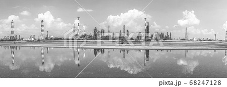 【パノラマ・セピア】四日市コンビナート 磯津海岸から望む塩浜エリアの工場風景のリフレクション 【パノラマ・セピア】四日市コンビナート 磯津海岸から望む塩浜エリアの工場風景のリフレクション 68247128