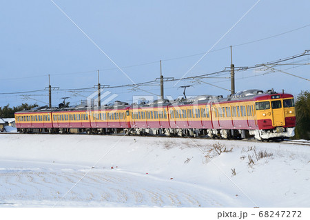 雪晴れの中を走る新潟地区の近郊型電車　国鉄型115系（懐かしの新潟色） 68247272