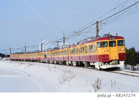 雪晴れの中を走る新潟地区の近郊型電車 国鉄型115系(懐かしの新潟色) 雪晴れの中を走る新潟地区の近郊型電車 国鉄型115系(懐かしの新潟色) 68247274