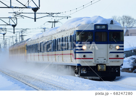 雪煙を巻き上げながら走る新潟地区の近郊型電車　国鉄型115系（一次新潟色＋懐かしの新潟色） 68247280