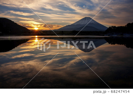 精進湖の冬の夜明け 湖水に映る影 精進湖の冬の夜明け 湖水に映る影 68247454