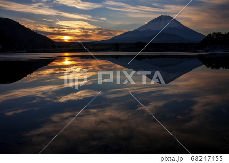 精進湖の冬の夜明け 湖水に映る影 精進湖の冬の夜明け 湖水に映る影 68247455