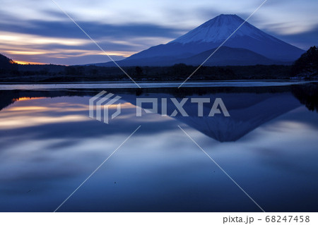 精進湖の冬の夜明け　湖水に映る影 68247458