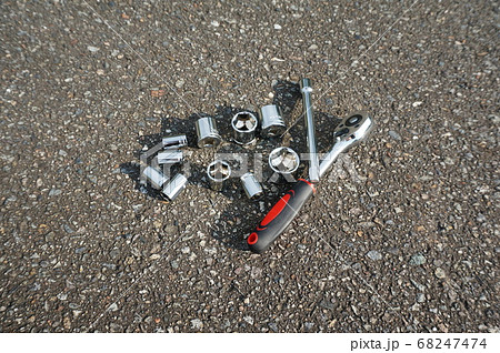 まとめて置かれたラチェットレンチ、ソケット、エクステンションバー 68247474