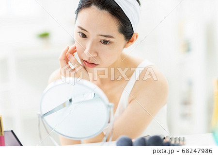 お肌をケアする20代の女性 68247986