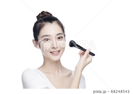 A young beautiful woman 68248543