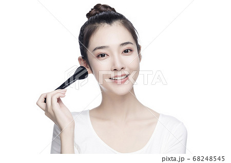 A young beautiful woman 68248545