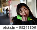 駅の公衆電話で電話をする女性 68248806