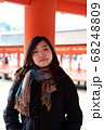 厳島神社でポーズをとる女性 68248809