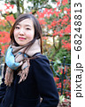 紅葉の前でポーズをとる女性 68248813