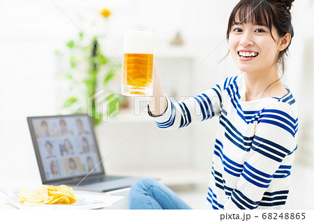 オンライン飲み会をノートパソコンでする女性 オンライン飲み会をノートパソコンでする女性 68248865