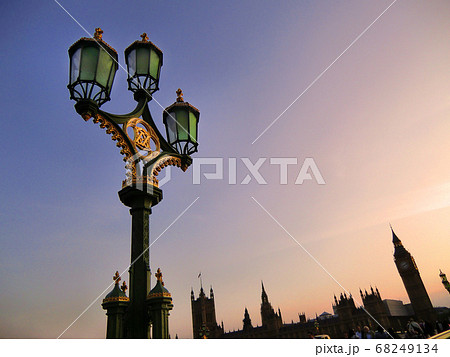 英国ロンドンの夕焼け空を背景にしたビッグベンと街路灯の写真素材 