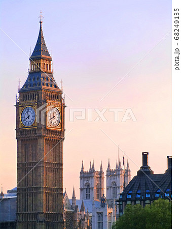 英国ロンドンの淡い夕焼け空を背景にしたビッグベンの写真素材