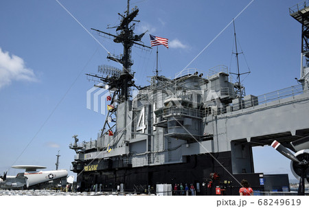 頑強な佇まいの空母ミッドウェイの司令塔、USA サンディエゴ湾の写真 