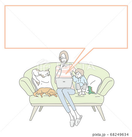 ソファーでパソコンを覗く母子 吹き出し ソファーでパソコンを覗く母子 吹き出し 68249634