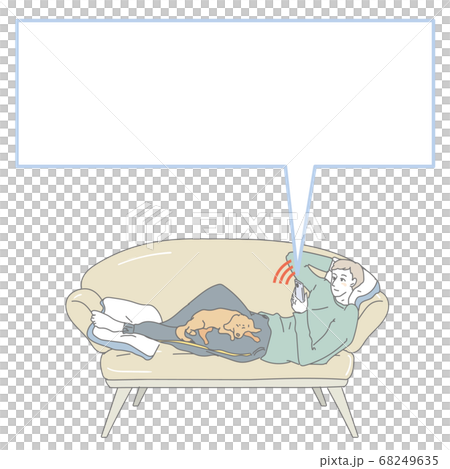 一個在沙發上操作智能手機的人 一個在沙發上操作智能手機的人 68249635