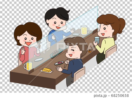 飲食店で食事をする男女とパーティション 68250638