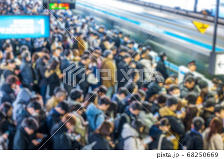 電車事故で混雑する駅のホーム ぼかしの写真素材