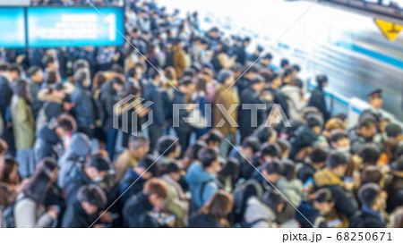 電車事故で混雑する駅のホーム ぼかしの写真素材