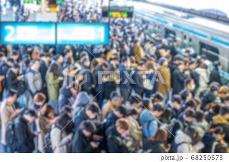 電車事故で混雑する駅のホーム ぼかし 電車事故で混雑する駅のホーム ぼかし 68250673