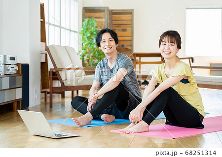 カップル　夫婦　フィットネス　エクササイズ　ヨガ　リビング　ライフスタイル 68251314