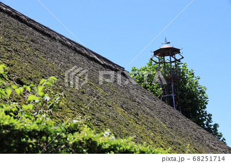 埼玉県入間郡三芳町三富の旧島田家住宅の茅葺き屋根と火の見櫓 68251714