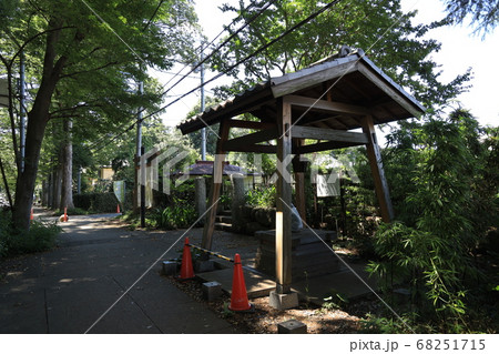 埼玉県入間郡三芳町三富の旧島田家住宅と井戸の写真素材 [68251715] - PIXTA