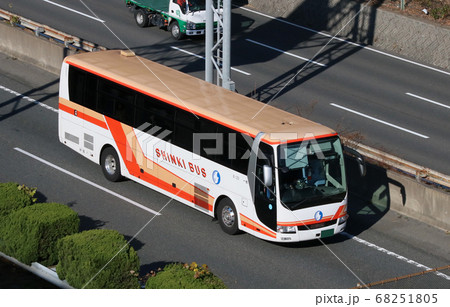 吹田市山田駅付近を走る神姫バス 吹田市山田駅付近を走る神姫バス 68251805