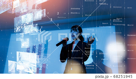 プレゼンをする女性 プレゼンをする女性 68251945