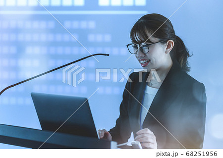 プレゼンをする女性 プレゼンをする女性 68251956