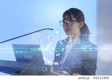 プレゼンをする女性 プレゼンをする女性 68251966