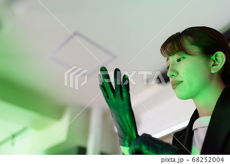 女性と手袋 女性と手袋 68252004