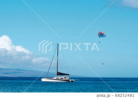 ハワイ・カアナパリビーチでパラセーリングをするイメージ ハワイ・カアナパリビーチでパラセーリングをするイメージ 68252481