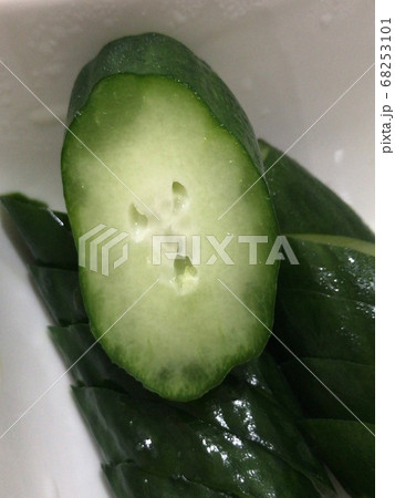 胡瓜の漬物に浮かび上がる怒った顔 68253101