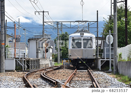 ローカル線　上田交通5200系（元東急5200系）電車と駅 68253537
