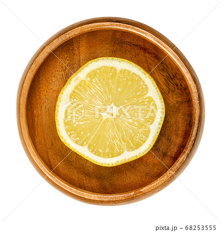 Lemon half in wooden bowl. Freshly cut ripe...の写真素材 [68253555] - PIXTA
