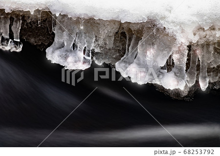 Freeze and water created amazing glittering shapes 68253792