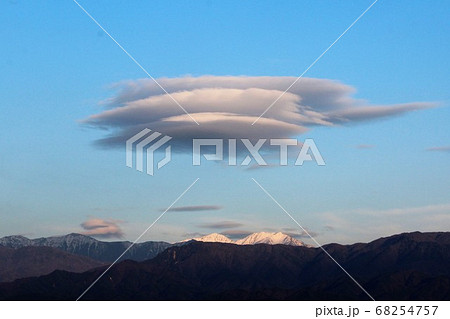 空にぽっかりうかんだUFOを連想させる不思議な雲の写真素材 [68254757] - PIXTA